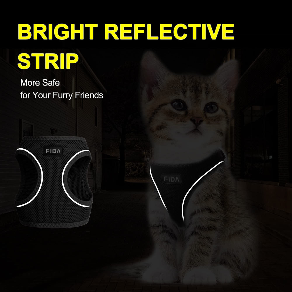 Fida cat harness showing its reflective strips.