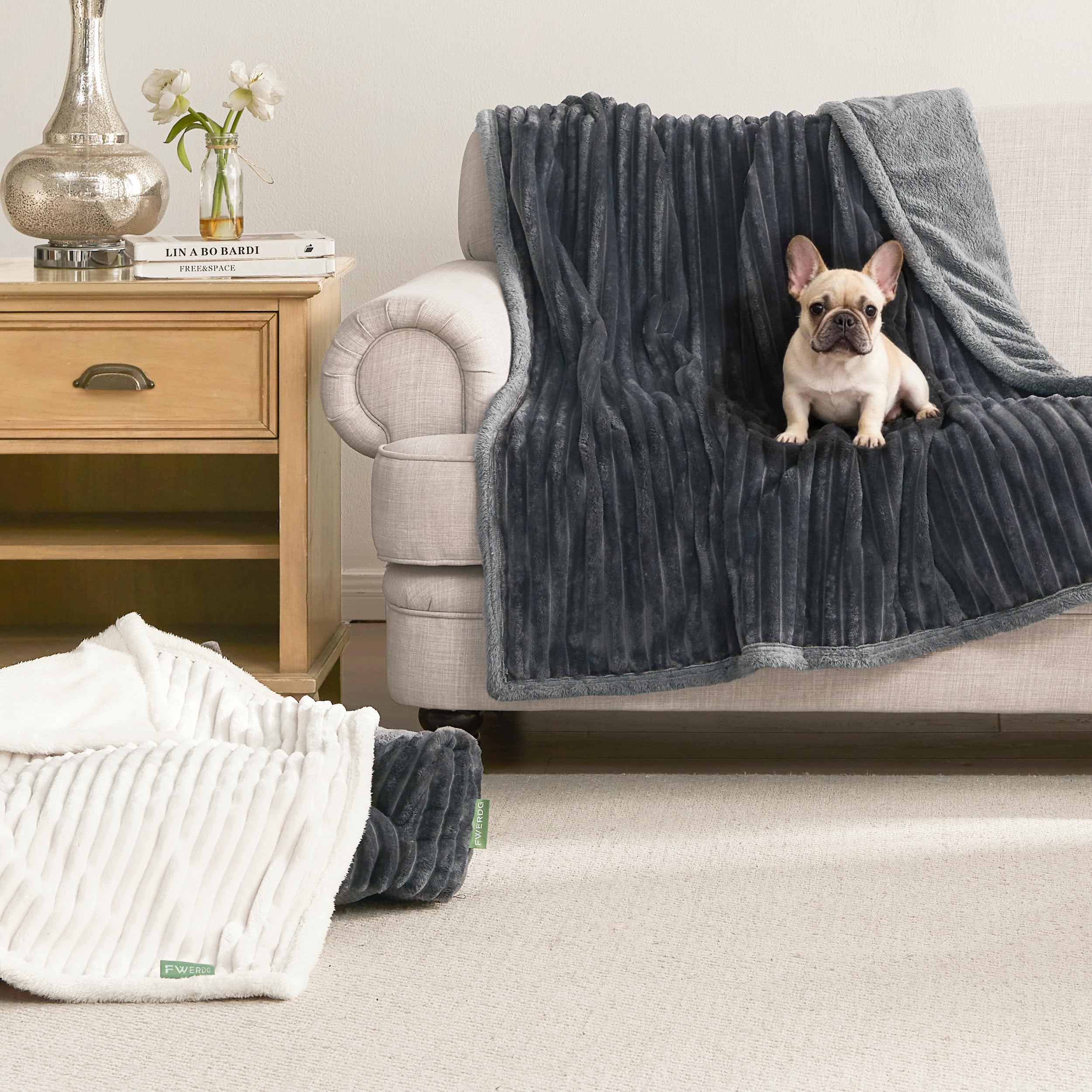 FWERDG Waterproof Dog Blanket showing its double-layer construction.