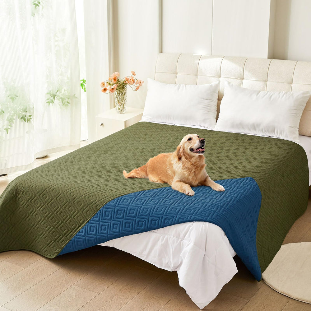 The two-color reversible design of the hyha dog blanket.