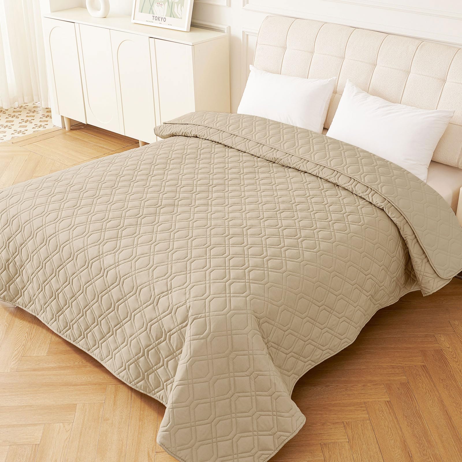 hyha Waterproof Dog Bed Blanket with its machine-wash care focus.