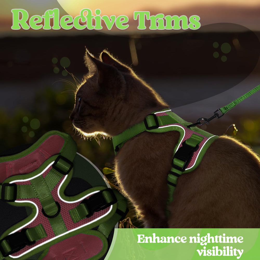 rabbitgoo cat leash close-up showing the 360-degree swivel clip.