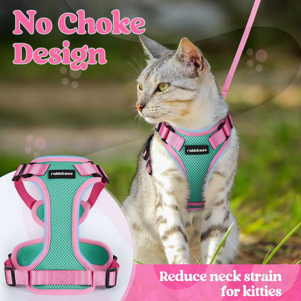 rabbitgoo Cat Harness Leash swivel clip shown in close-up.