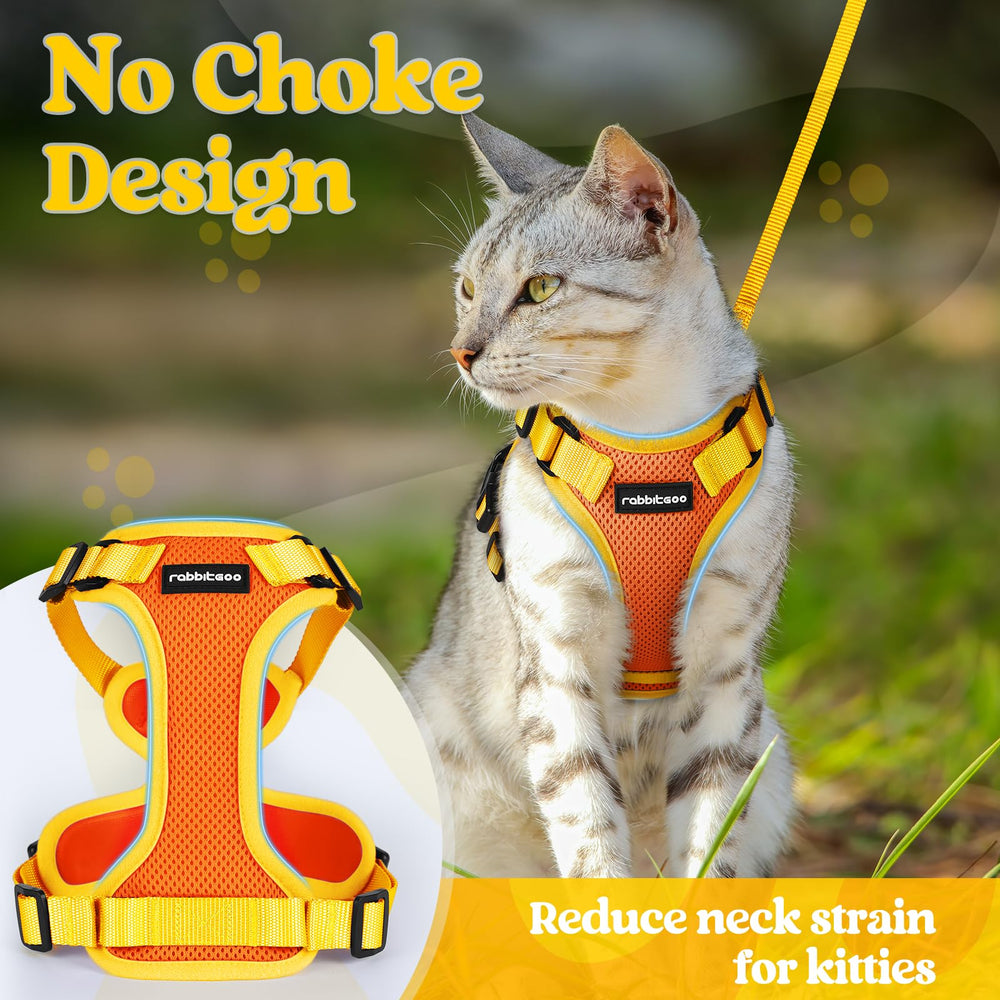 rabbitgoo cat leash close-up showing the 360-degree swivel clip.