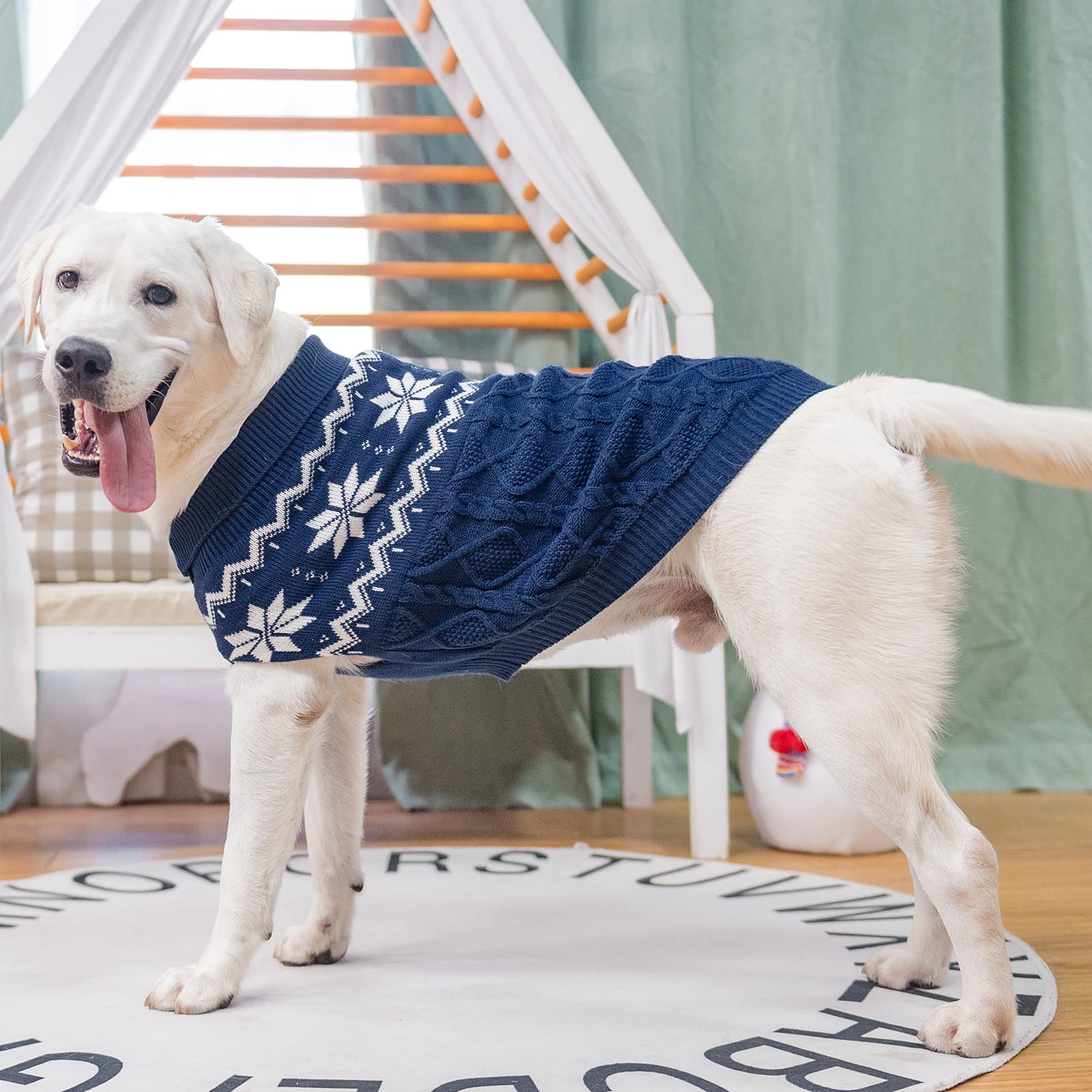 Close-up of the SCIROKKO dog sweater's knit pattern and special weave.