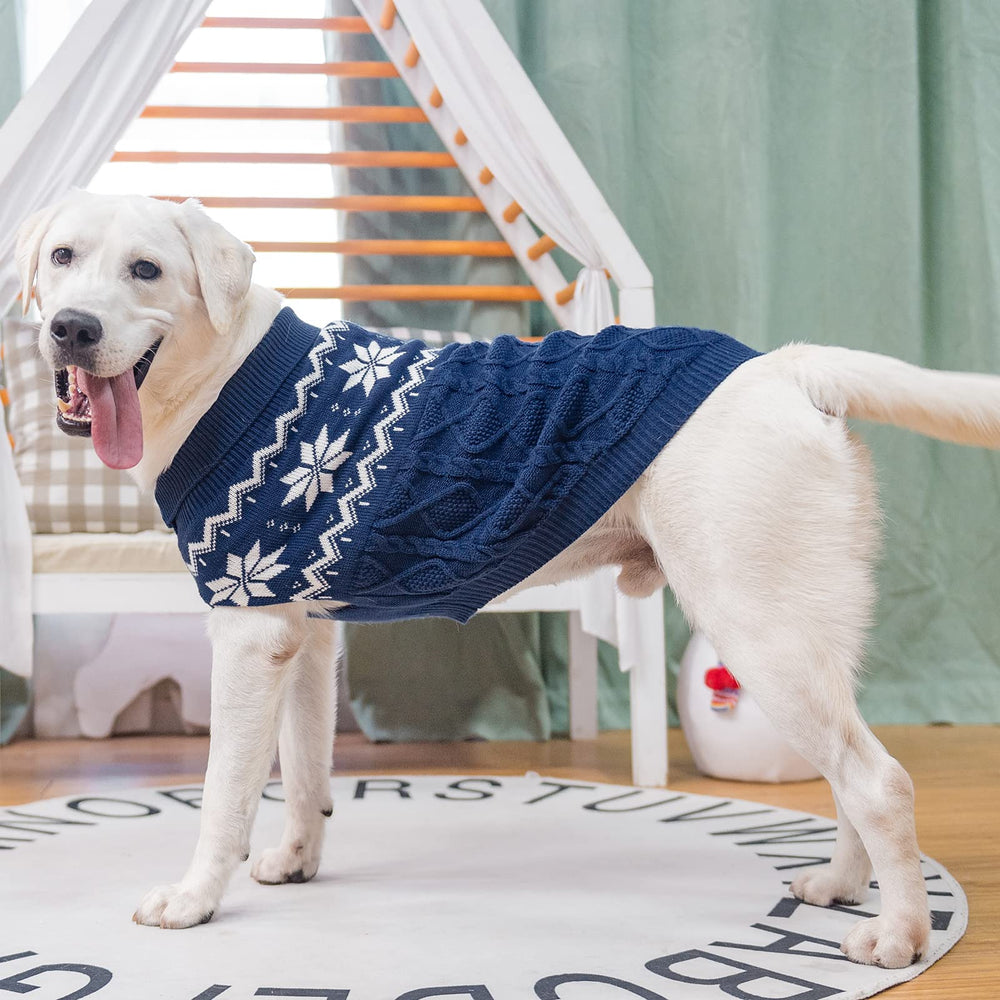 Close-up of the SCIROKKO dog sweater's knit pattern and special weave.