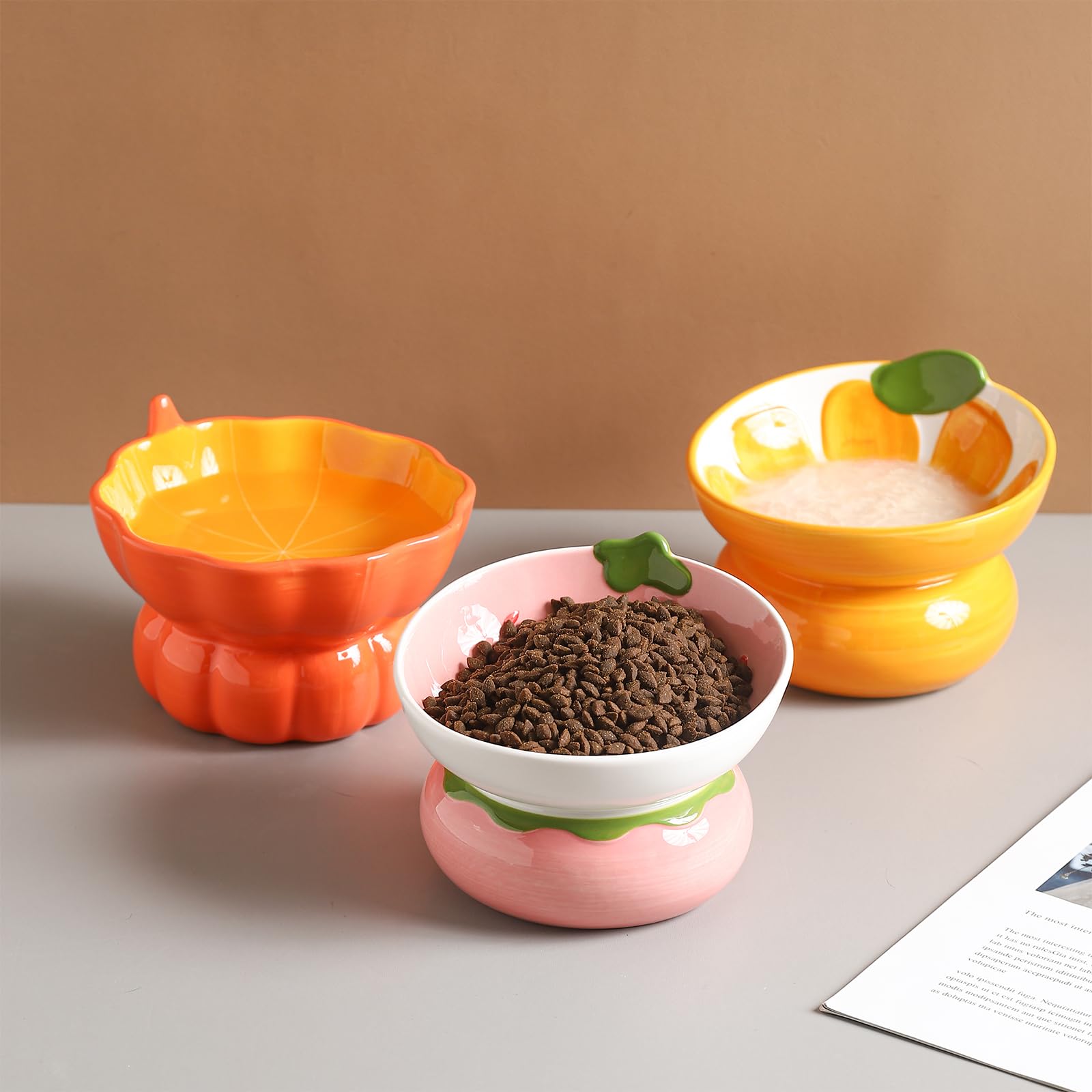 Yeexoxow raised cat bowl shown holding water.